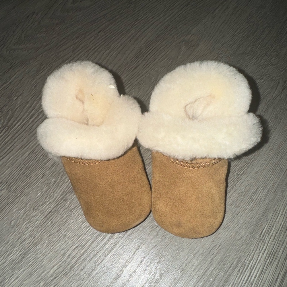 Infant Ugg Boots (Small stain)